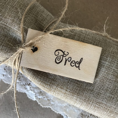 Porte nom en bois - Forme étiquette avec perfo cœur