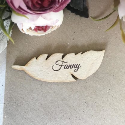 Porte nom en bois - Forme plume