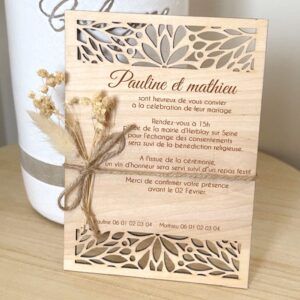 Faire-part de mariage en bois ajouré décor floral et fleurs séchées