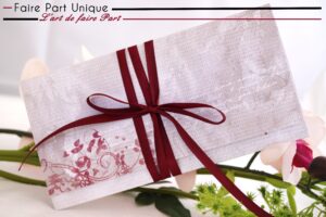 Echantillon pli romantique fleuri bordeaux